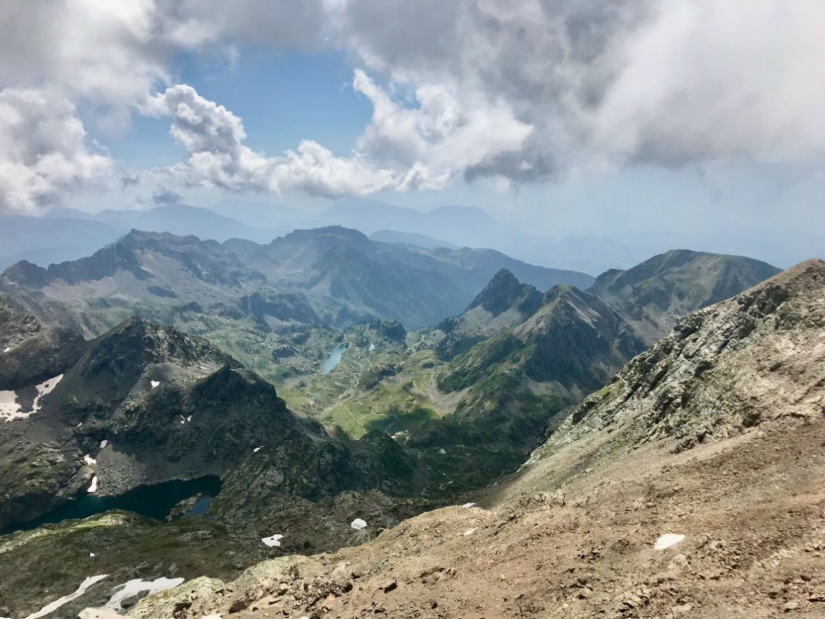 Du sommet, la vue s'étend sur les nombreux Lacs de Belledonne, du Petit Domènon aux Lacs Roberts