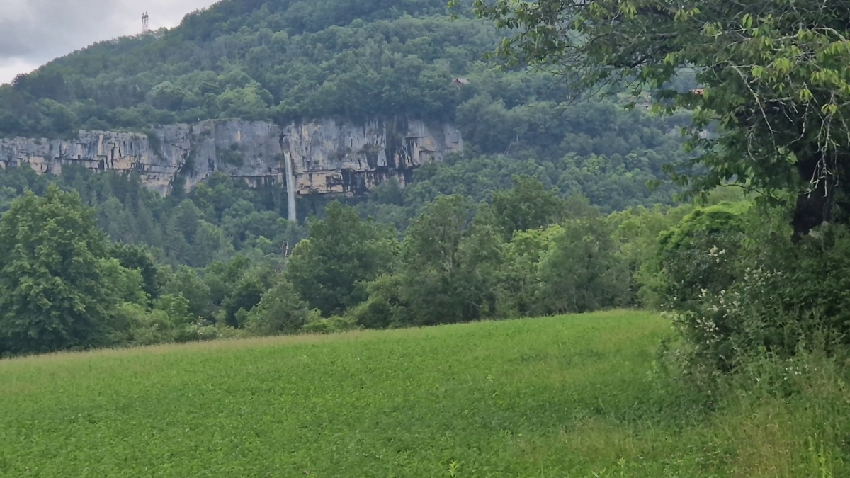 cascade de Cerveyrieu, lointaine mais déjà immanquable et sonore !