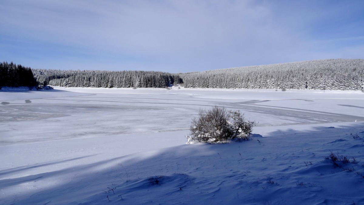 Le lac des Pradeaux, la neige masque le manque d'eau.
