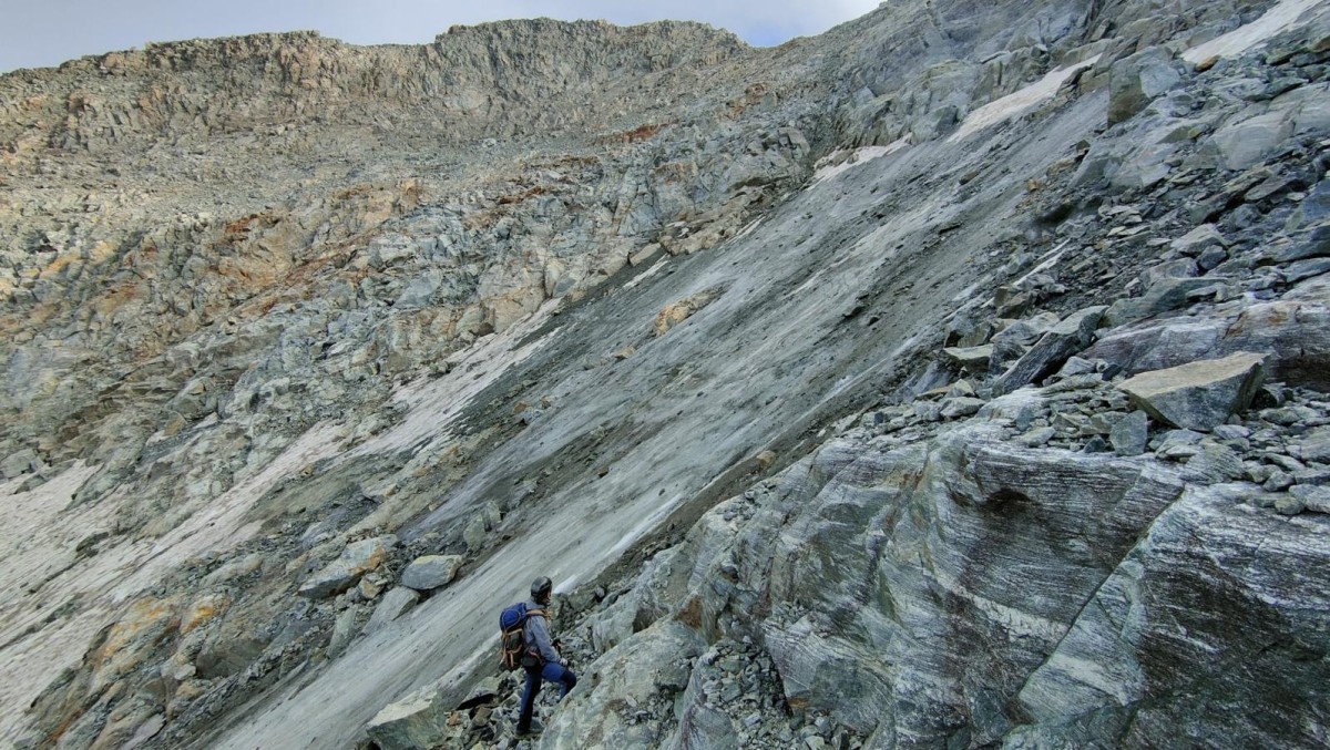 Dans la montée détritique de la Cime du Vallon, sous le sommet en longeant les restes du glacier du Vallon.