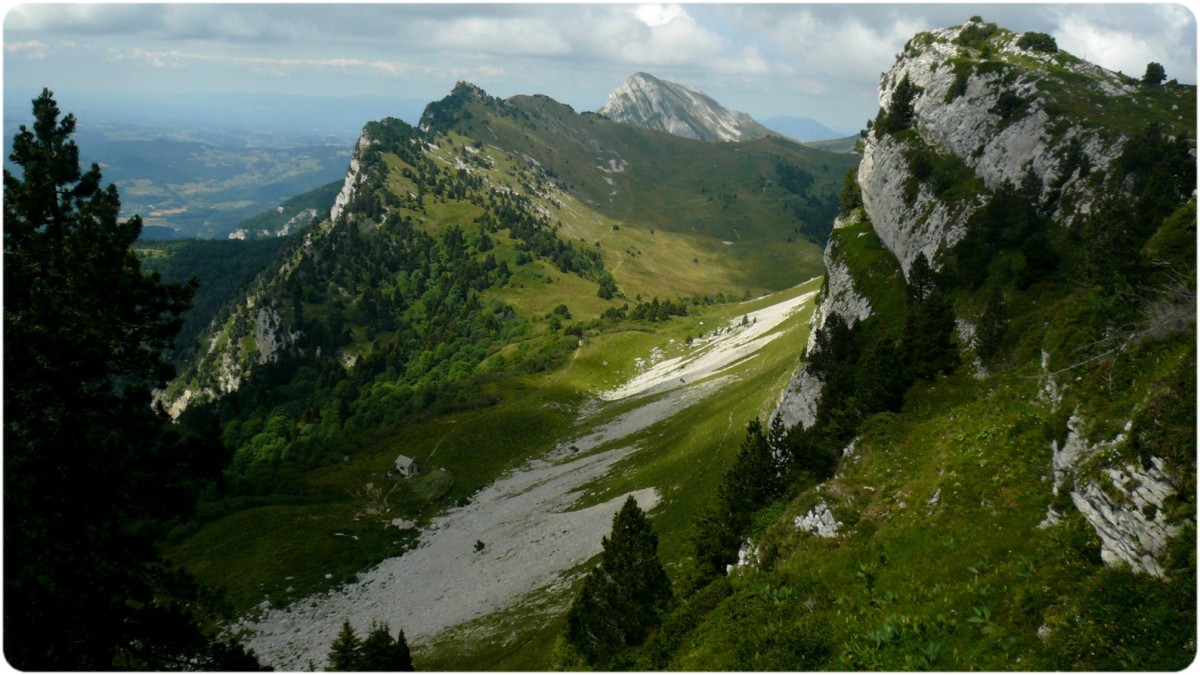 L'alpage des Bannettes et le Col d'Hurtières, avec la Grande Sure qui dépasse.