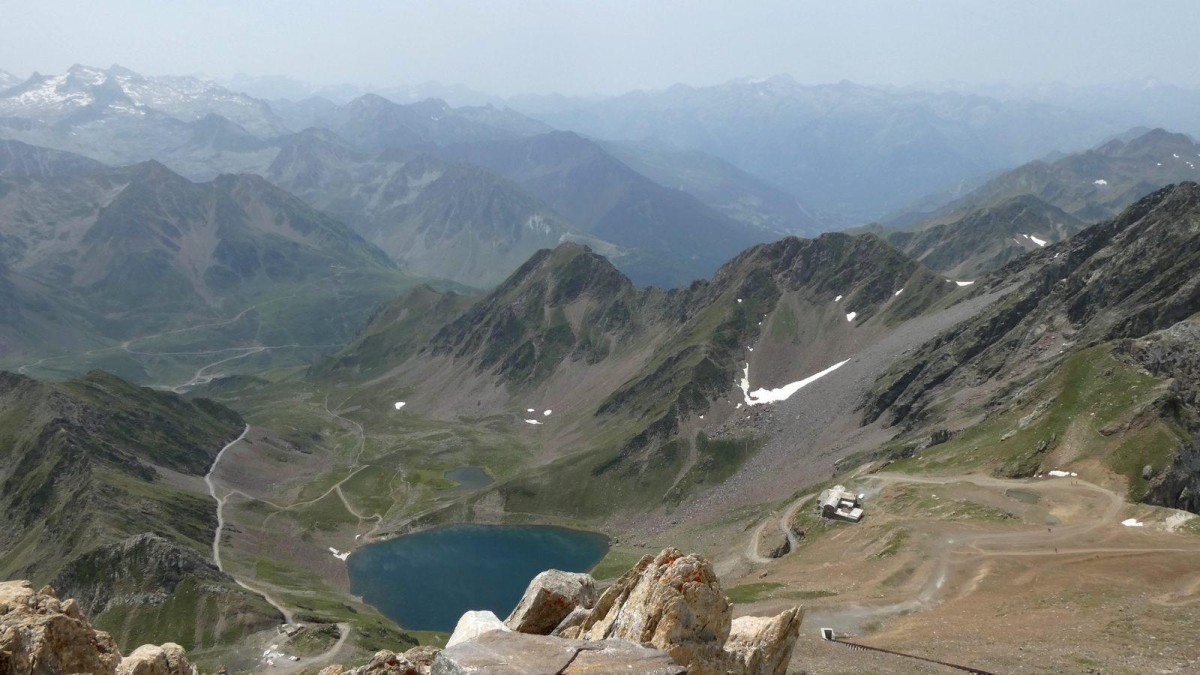 Vue du sommet (lac d'Oncet, massif de Néouvielle à gauche...)