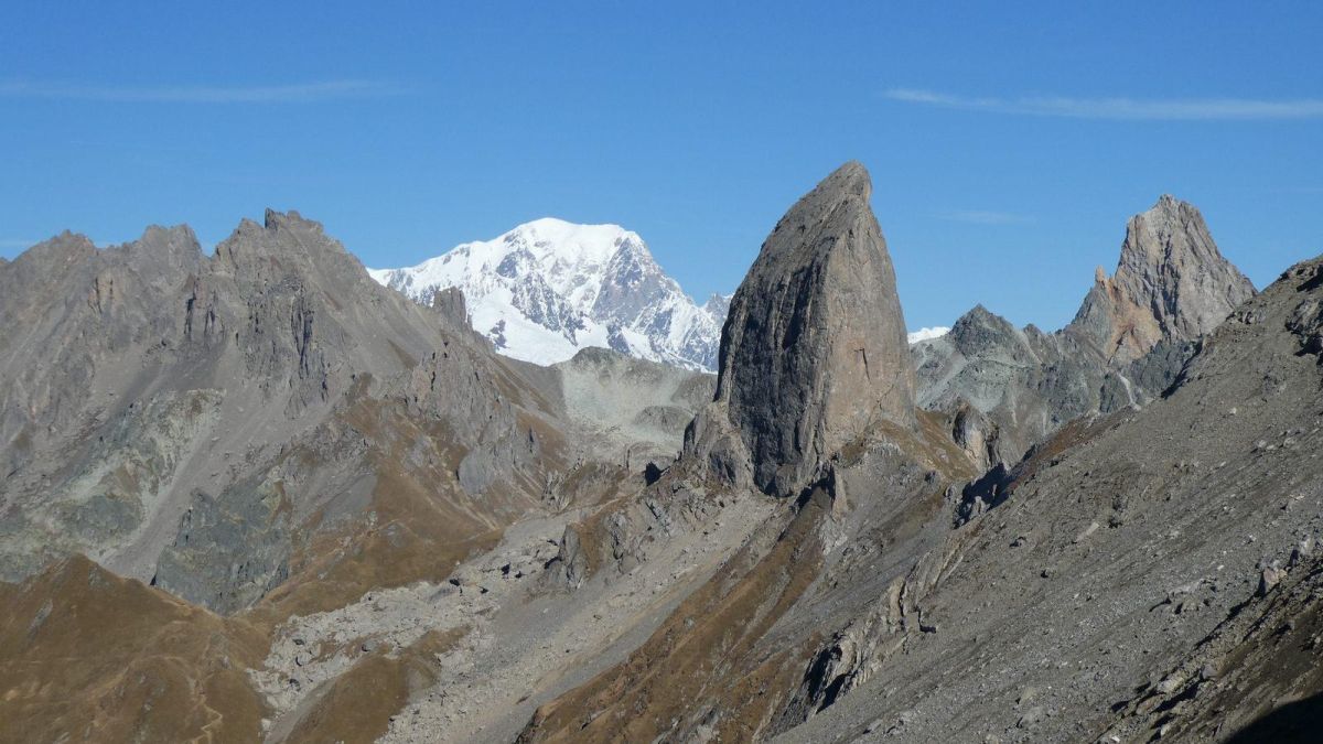 Vue spectaculaire sur le Mont Blanc et la Pierra Menta.