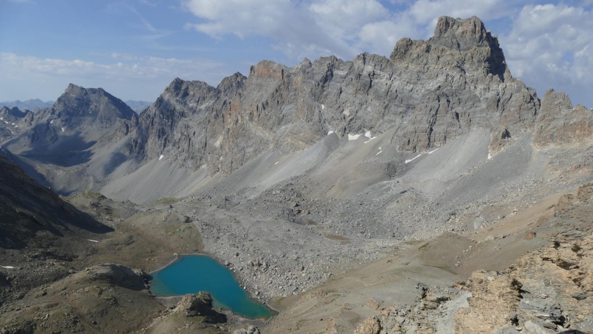 Vue depuis la Tête de la Fréma : Col de Stroppia, Lago del Vallonasso di Stroppia, et Brec de Chambeyron.