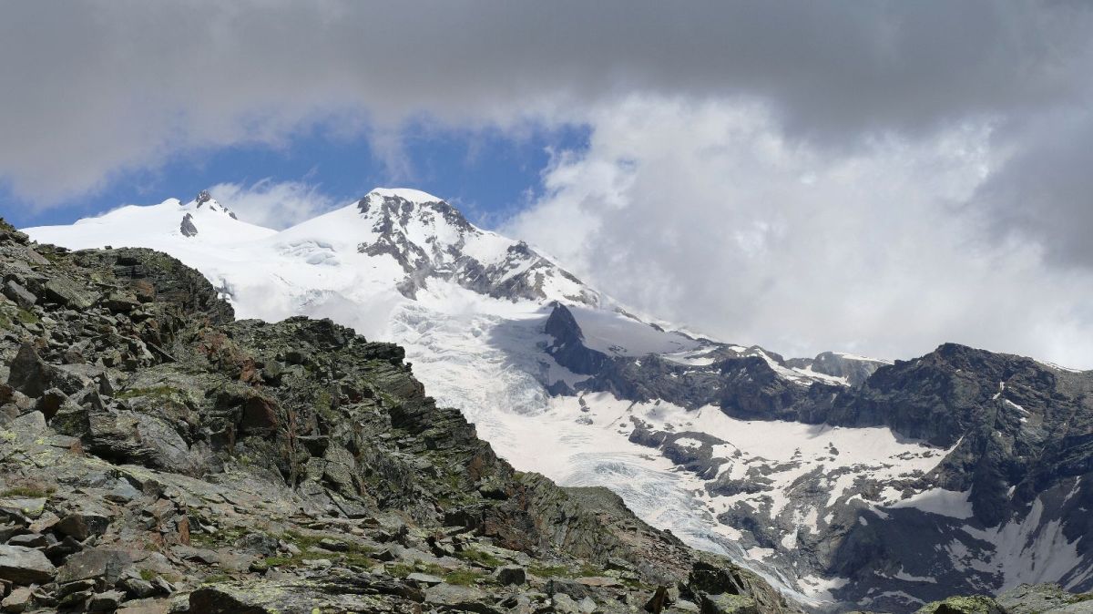 Petit zoom sur la Pyramide Vincent (4215m) et le Corno Nero (4321m) peu avant l'arrivée au col.