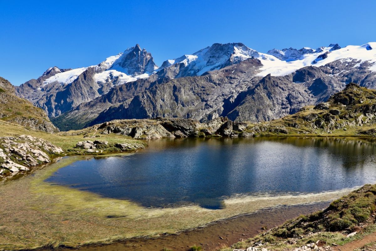 Le magnifique Lac Lérié avec la Meije revêtue d'un peu de blanc.