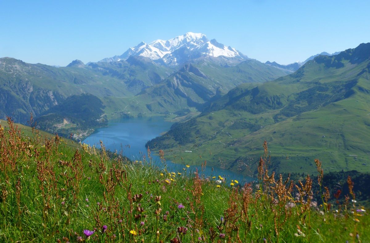 Le Mont Blanc et le lac de Roselend