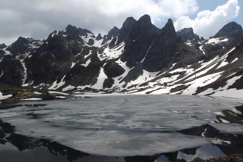 Lac Robert gelé dans son écrin de sommets