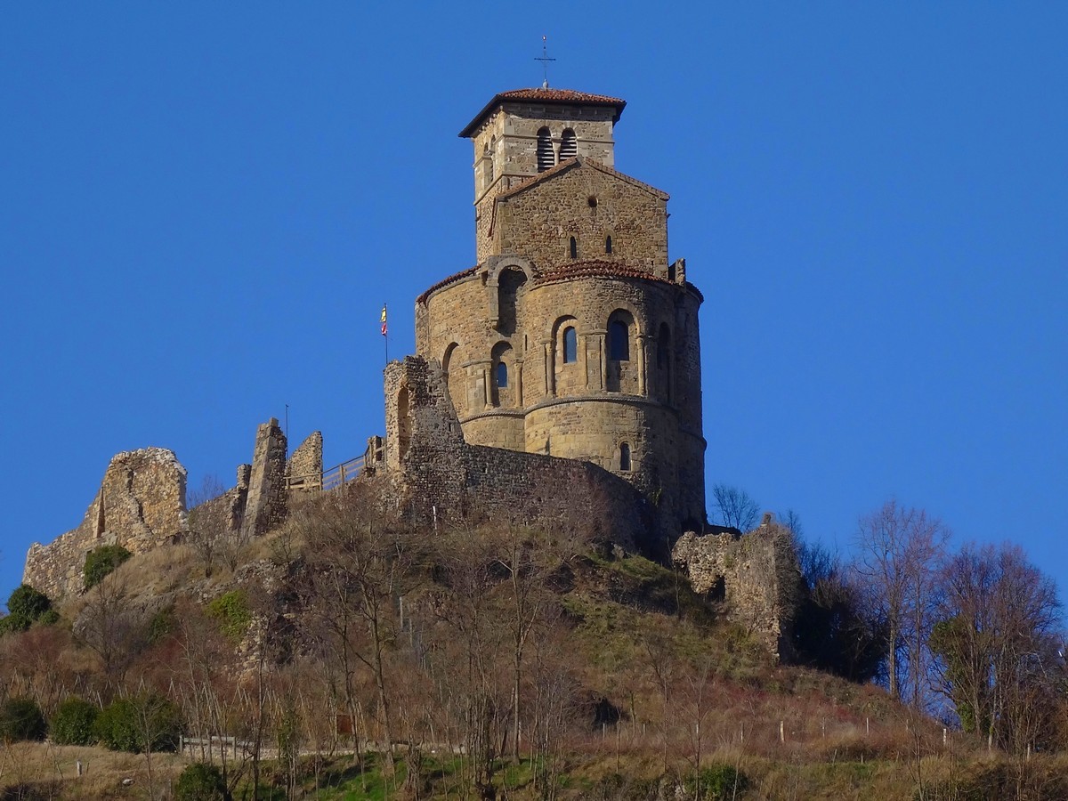 Le prieuré du XIe siècle au sommet du dyke de Saint-Romain-le-Puy.