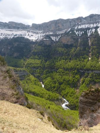 En bas c’est le Rio Arazas que le chemin rejoint bientôt