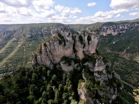 Le Rocher de Cinglegros vu du causse Méjean.