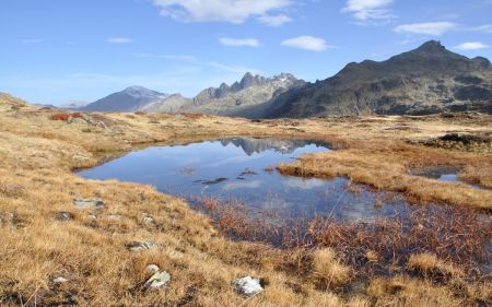 Zone humide du plateau avec vue sur le Brévent et le Buet en arrière plan