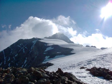 La pente de neige qui permet d’accéder au sommet.