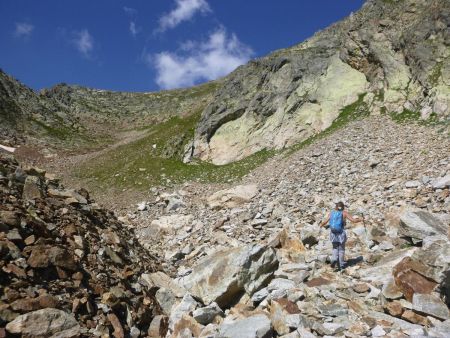 On traverse pour passer en rive gauche de la combe