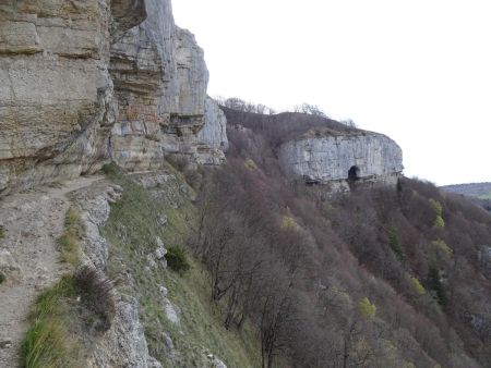 Au loin, le Trou de la Tine