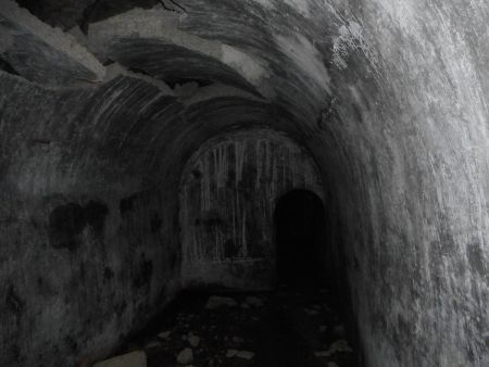 Les tunnels au pied de la face Ouest.