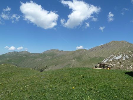 Depuis la chapelle de Bozelet, on peut voir l’arête à parcourir