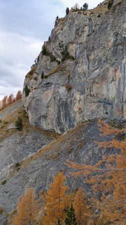 Sentier des Traverses en bord de paroi