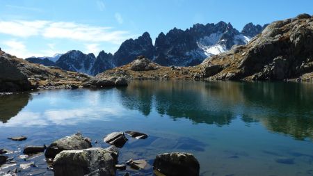 Au Lac du Sambuis bien en eau vue sur les Aiguilles de l’Argentière