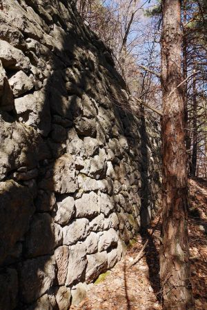 Mur de soutènement sur la voie sarde.