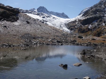 Au loin au fond de la combe, le glacier de St-Sorlin.