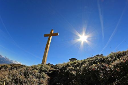 L’imposante croix jaune qui matérialise le sommet.