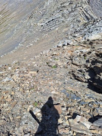 Prendre cette pente d’éboulis un peu avant le col de la Charrat