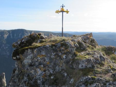 La croix du sommet du Rocher de Francbouteille