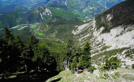 En bas, et par dessus la falaise inférieure invisible d’ici, le vallon de Baumugne