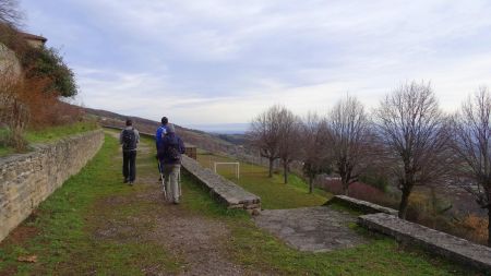 Sur le chemin de ronde de Riverie.