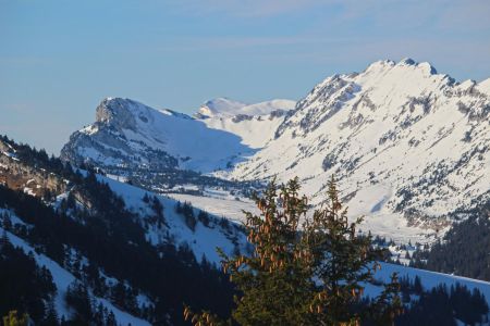 Vue sur le Col de Bellefont et la Dent de Crolles