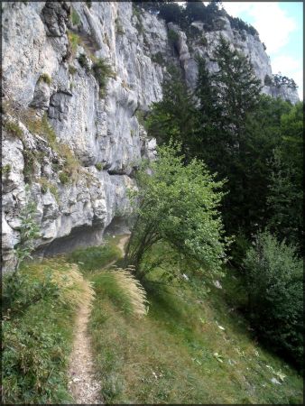 Sentier du Prayet, passage sous la falaise. Regard arrière.