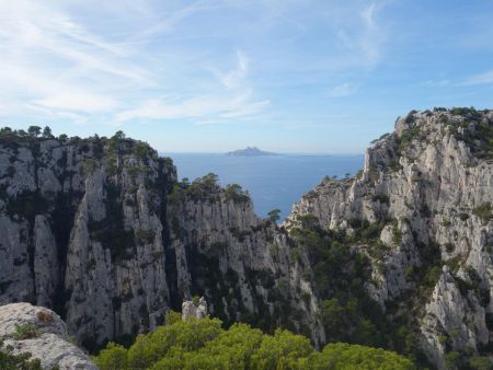 Fenêtre entre les falaises déchiquetées sur l’île de Riou