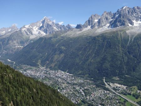 On s’élève au dessus de la vallée de Chamonix.