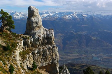 Le drôle de monolithe marquant l’arrivée au Pas de Rocheplane