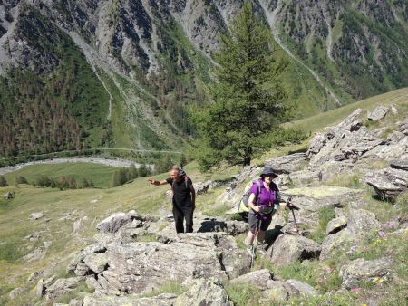 Après le mélèze on longe les rochers avant de tourner à gauche