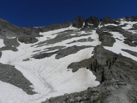 Lors de la descente, les moraines enneigées