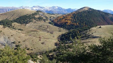 Au cours de la montée vers les Tomples, vue arrière sur les Aneliers et Clot de Bouc