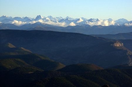 Vue lointaine sur les hauts sommets du Dévoluy et des Ecrins