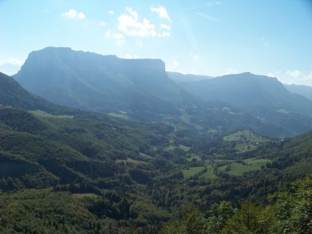 En vert et bleu.