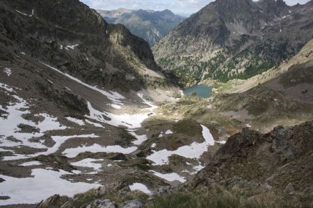 Le Lac de Trécolpas vu depuis le Pas des Ladres et son chemin d’accès encore bien pris par les neiges