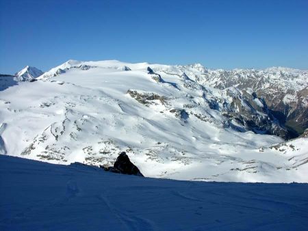 Alors que le soleil rayonne partout désormais, la face ouest de la Grande Casse reste dans l’ombre