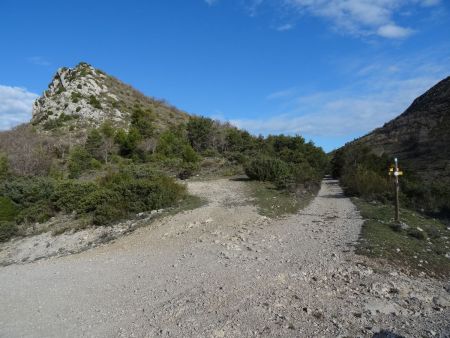 Au col de Milmandre, la piste qu’on doit suivre pour aller au col du Linceuil.