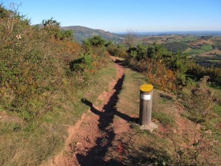 A présent, par un sentier, on contourne l’Adarre par le versant nord.