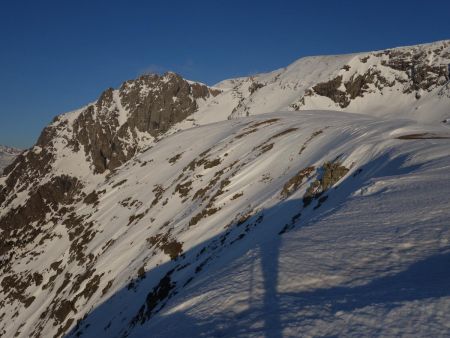 Regard arrière sur la crête, avec au fond le sommet du Taillefer.