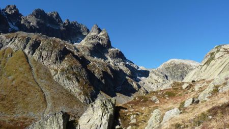 Début de la montée face aux Aiguilles de l’Argentière