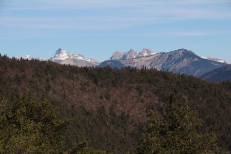 L’Obiou et le Grand Ferrand, les aiguilles de la Jarjatte derrière Durbonas.