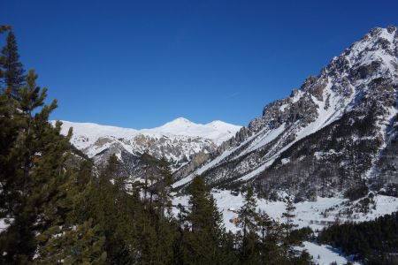 Du sentier de la loubatière, au centre le Chenaillet et le grand Charvia, à droite le Lasseron