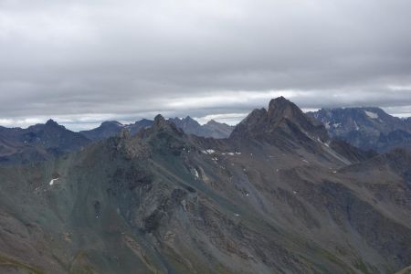 En premier plan la Roche Noire et le Peouvou et en arrière droite l’Aiguille de Chambeyron dans les nuages