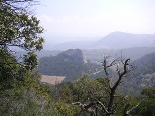 En contrebas : la Ferme de Cassan